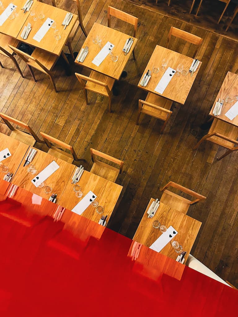 Vue aérienne des tables du bistro