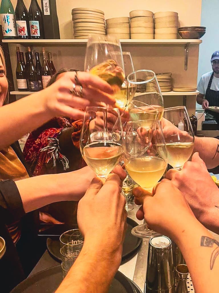 Toast convivial au bar