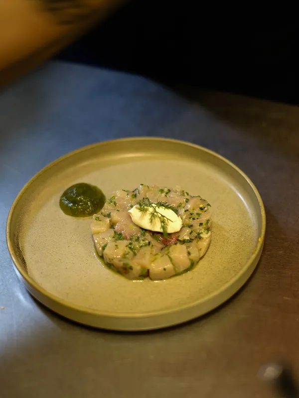 Toast convivial au bar